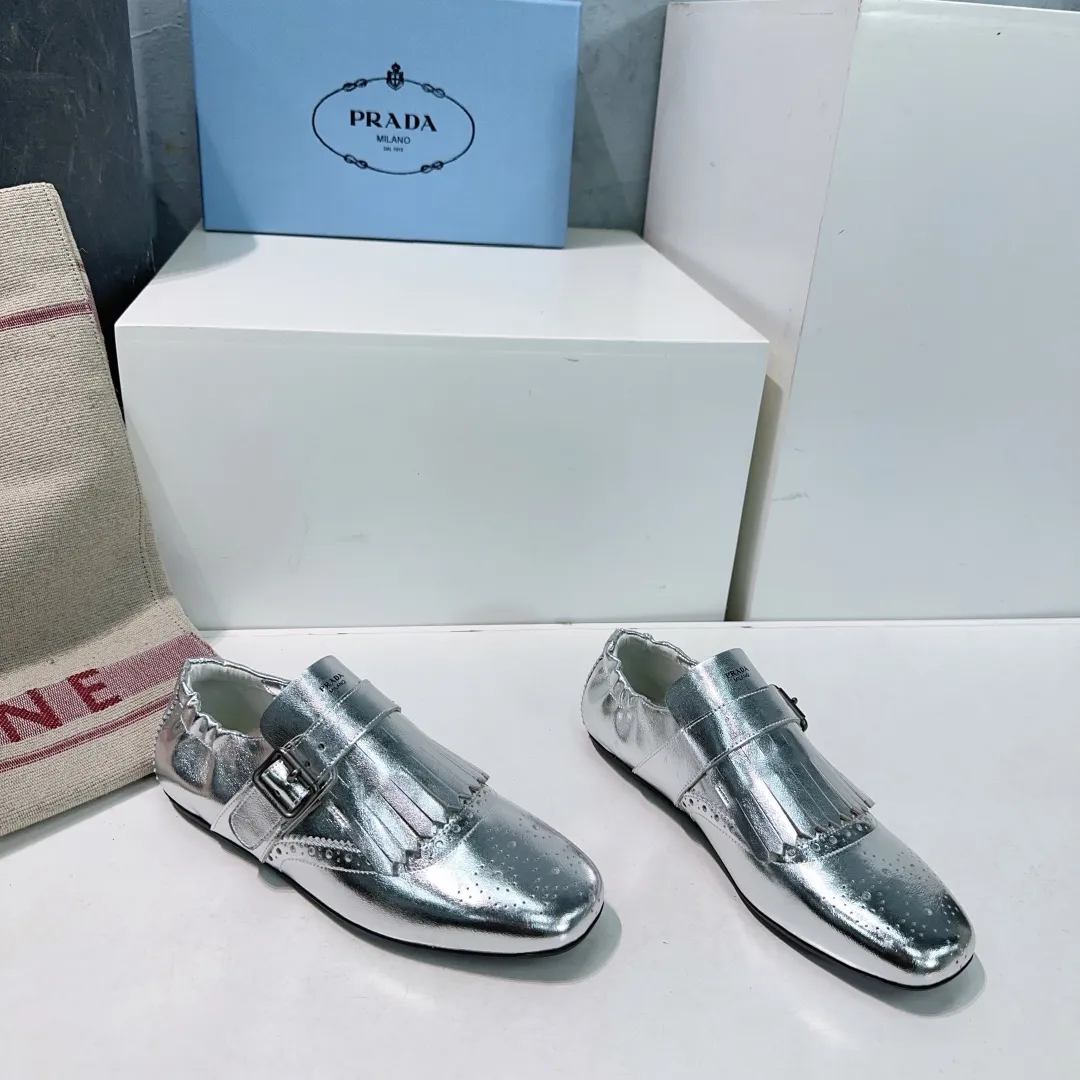 👟👟Ex-factory price 580👟👟! Prada 25 spring and summer catwalk new brogue carved tassel retro loafers and slippers series 🔥 🌟🌟🌟This shoe deliberately presents a classic and retro style, with both masculine temperament and feminine style, forming a binary contrast, highlighting the iconic style of the Prada series. The tassels are crafted using special craftsmanship, and details such as buckles and brogue patterns reveal traditional charm. An unconventional and surprising reinterpretation, the shoe is re-launched in a more fashionable design. The upper is made of imported calfskin, the lining is sheepskin, and the original molded rubber sole. Number of yards: 35-40 (40 pieces are non-refundable). Comes with original packaging.